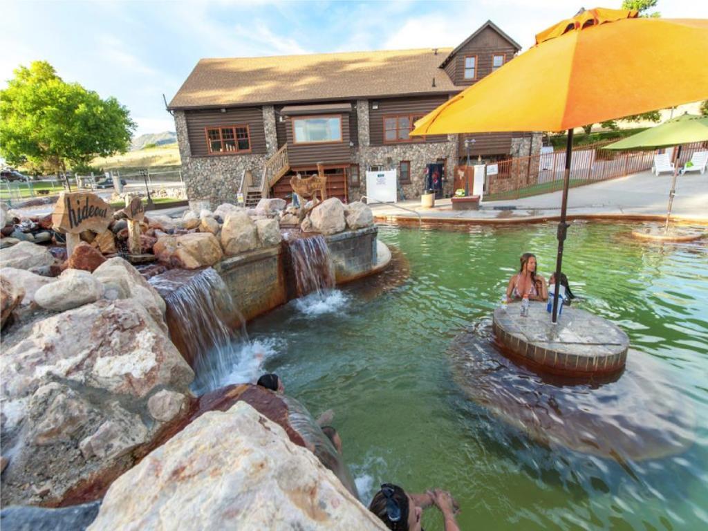 Camelot Inn At Honeyville מראה חיצוני תמונה