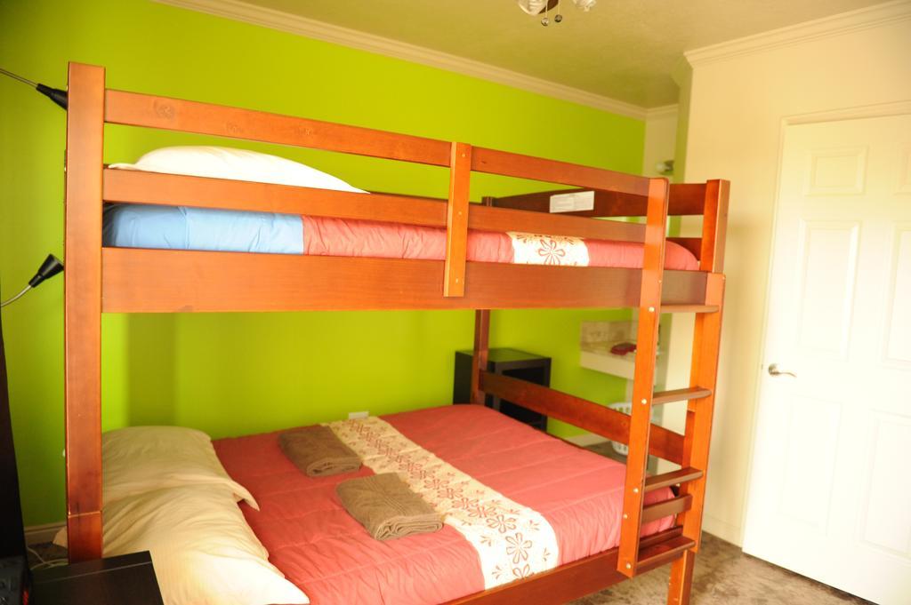 Camelot Inn At Honeyville חדר תמונה