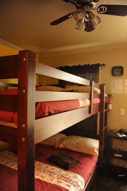 Camelot Inn At Honeyville חדר תמונה