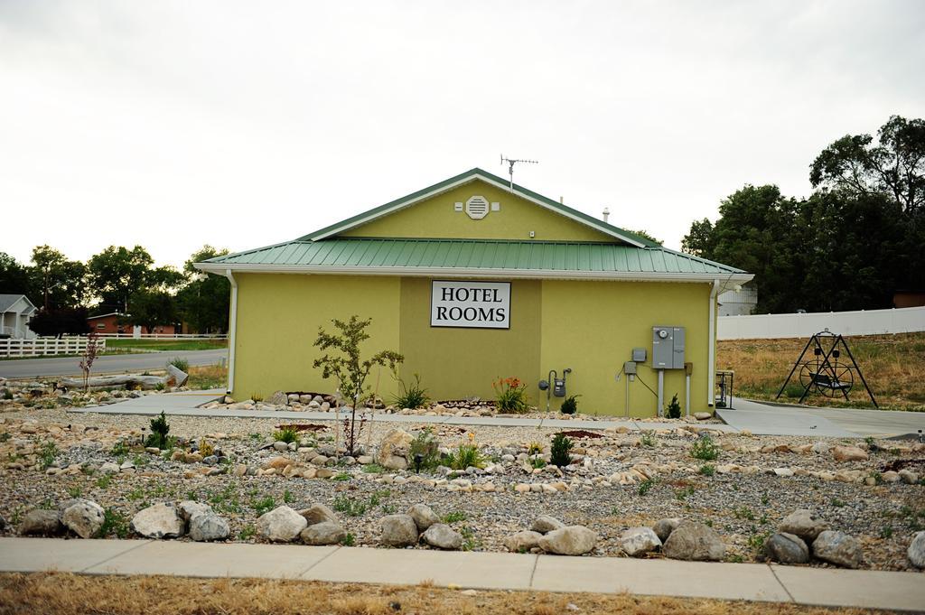 Camelot Inn At Honeyville מראה חיצוני תמונה